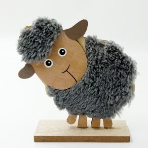 Schaf Holz mit grauer Wolle