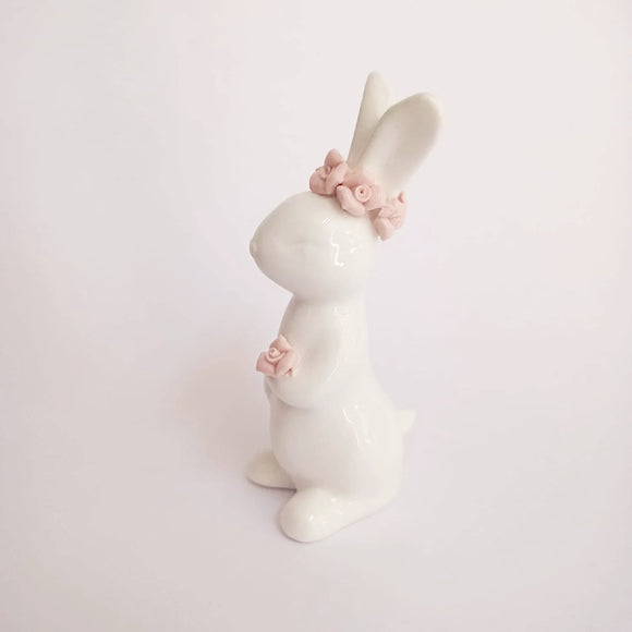 Keramik Hase, mit Blumenkranz