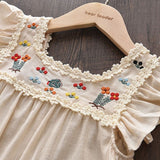 Vestido bordado, blanco con flores / Besticktes Kleid, weiß mit Blumen